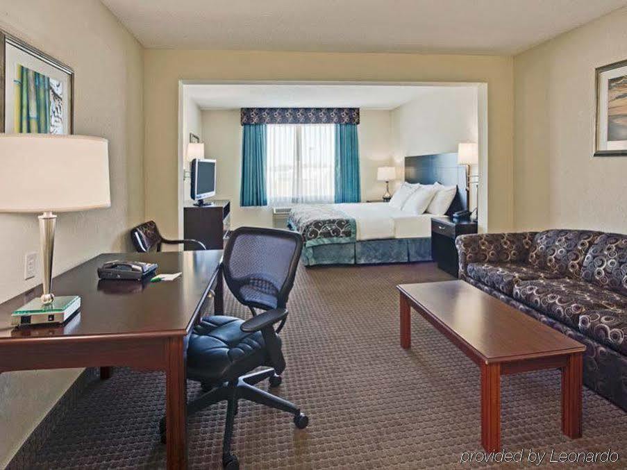 Отель La Quinta By Wyndham Clearwater South Экстерьер фото